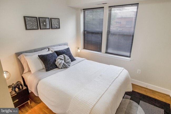 Building Photo - 417 18th St NE