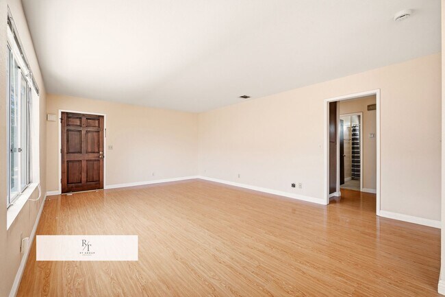Building Photo - 5934 1/2 Alessandro Ave