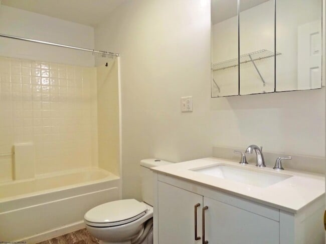 Building Photo - 1002 Bakers Ridge Rd