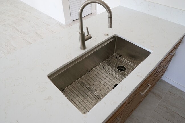 Building Photo - 517 S Mountain View Dr