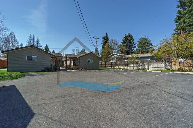 Building Photo - 2 Bedroom 1 Bath Home with Off-Street Parking Available in Coeur d'Alene!
