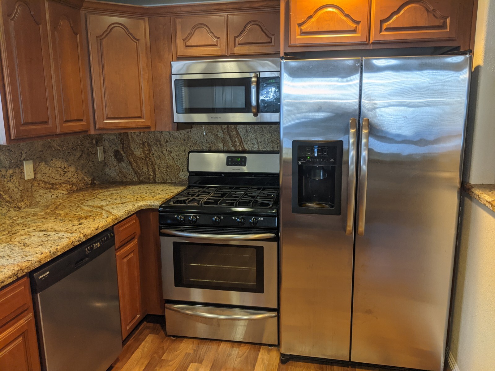 Kitchen - 614 Glorene Ave