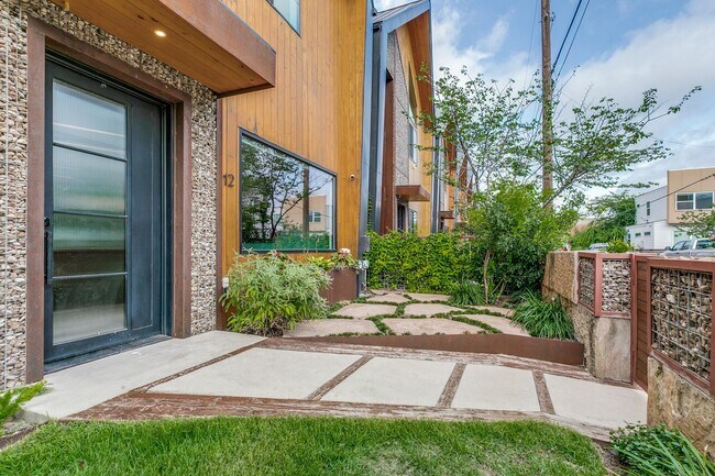 Building Photo - LUXURY TOWNHOME IN LONE STAR DISTRICT