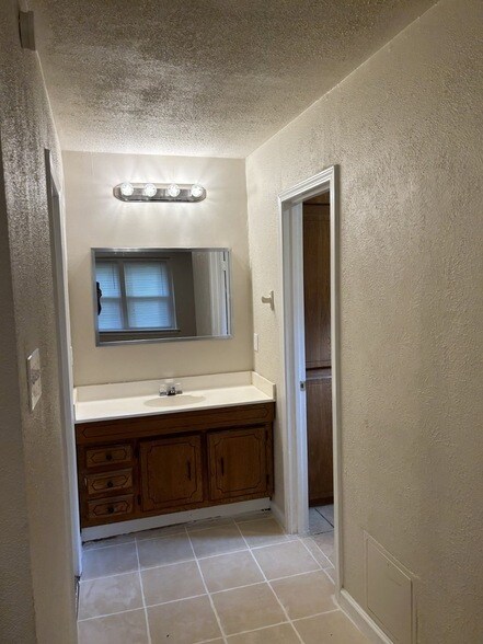 Building Photo - 624 Grande Dr
