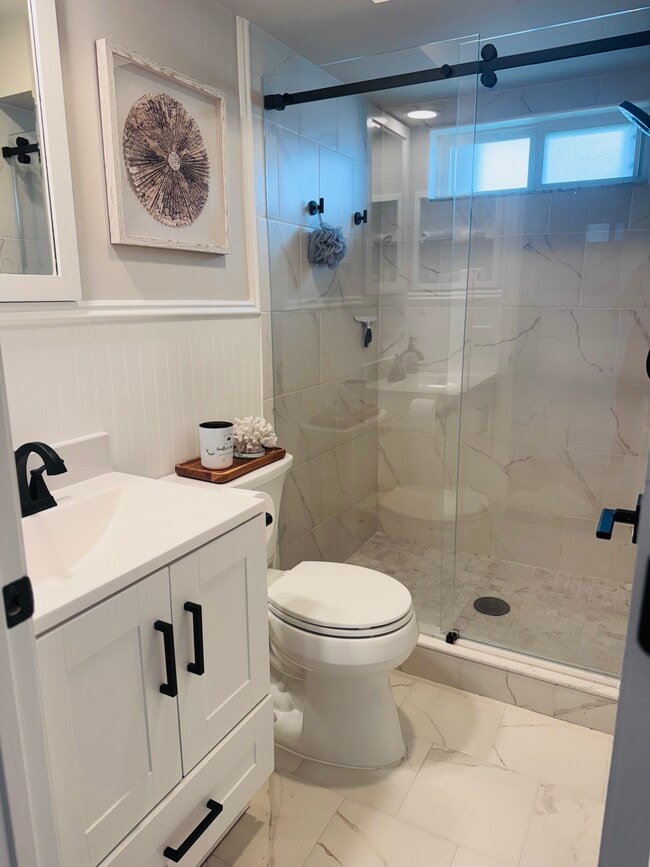 Building Photo - 13926 Sunset Dr