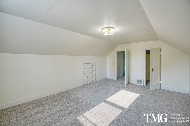 Building Photo - Adorable 3BD Home with Tons of Vintage Charm!