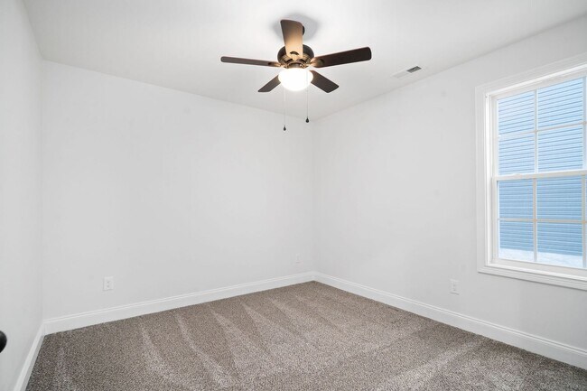 Building Photo - Pet Friendly Three Bedroom with Bonus!