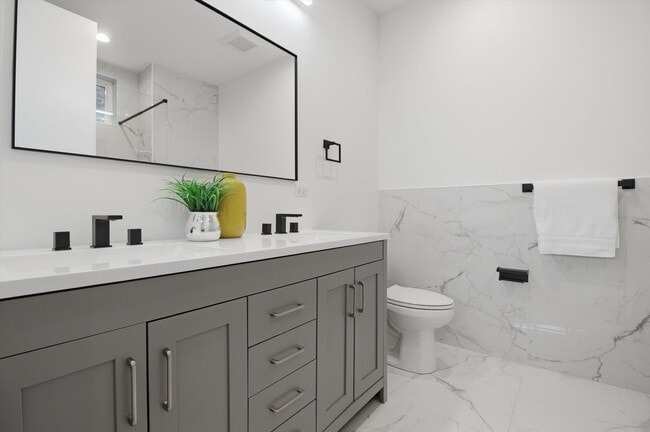 Building Photo - 5824 N Lincoln Ave