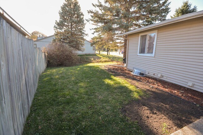 Building Photo - Ranch-style home with great fenced yard & patio!