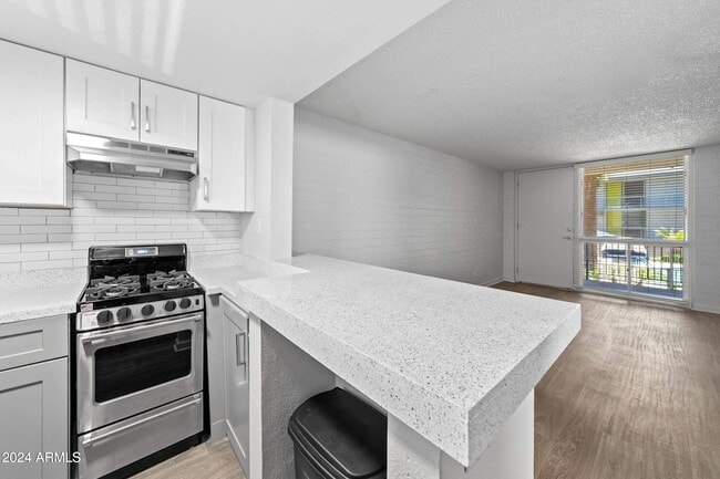 Building Photo - 1601 W Camelback Rd