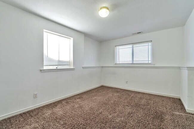 Building Photo - 426 W 2700 S