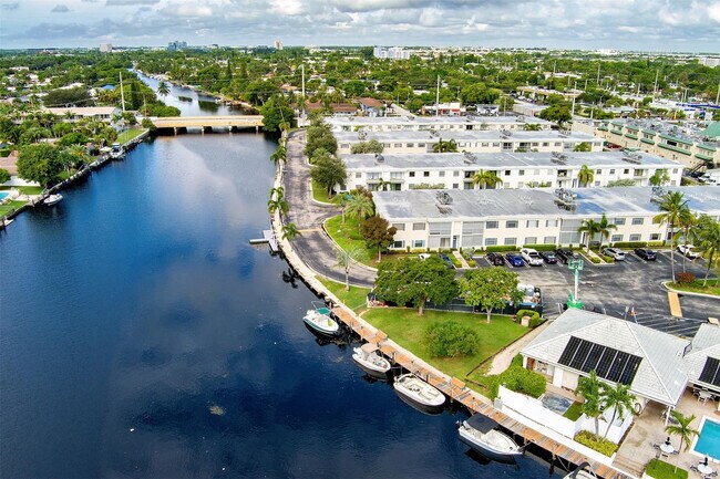 Building Photo - 140 Cypress Club Dr