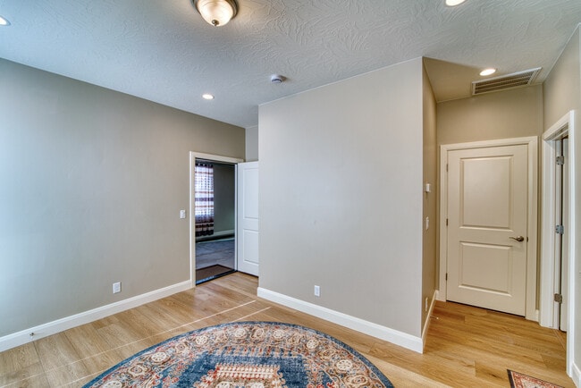 Building Photo - 1544 N Daylight St