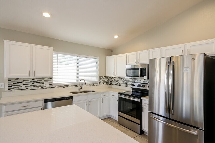 Building Photo - 15550 N Naegel Dr