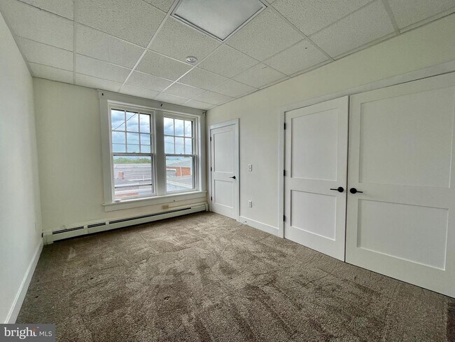 Building Photo - 302 York St