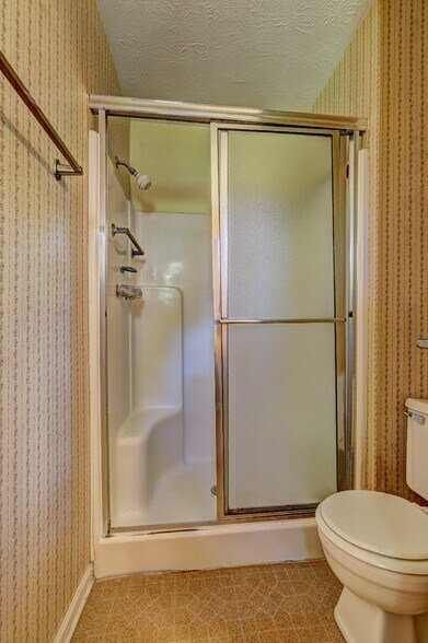 Building Photo - 503 Fayetteville Rd