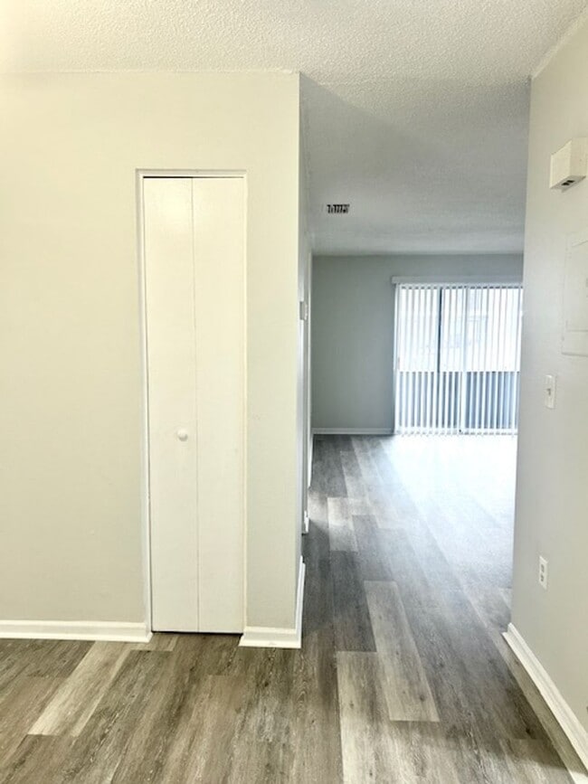 Building Photo - 1/1 WITH BALCONY - CLOSE TO SHOPPING/COLLEGES/BEACHES