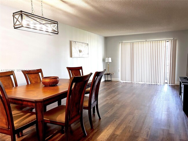 Building Photo - 7903 Willow Springs Dr