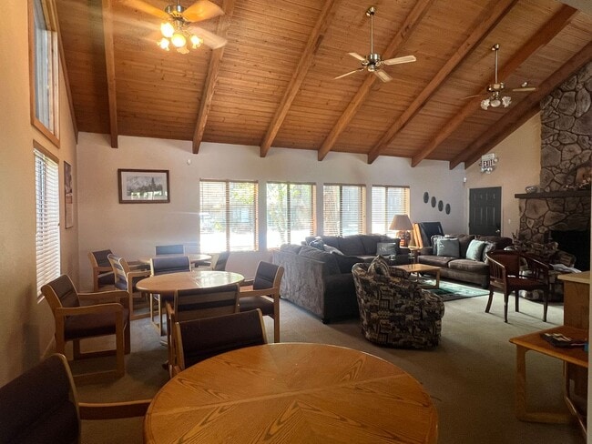 Building Photo - Updated Townhouse backed by National Forest