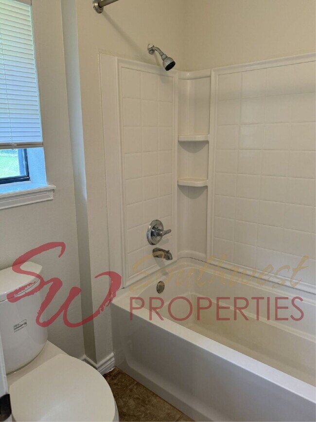 Building Photo - Charming 3 bedroom 2 bath on 2 acres within city limits!