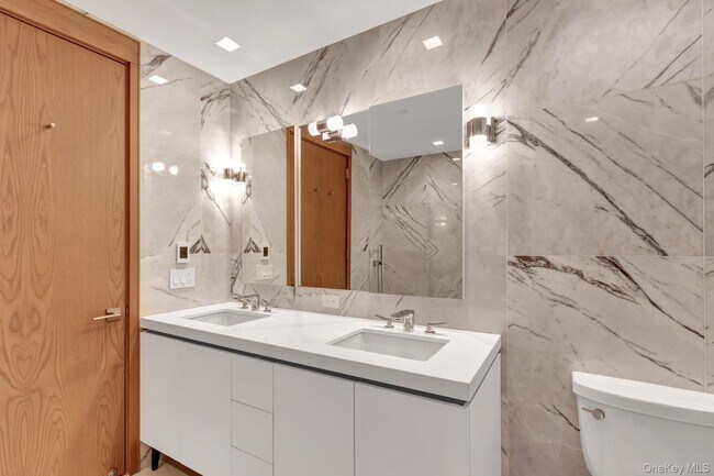 Building Photo - 200 E 21st St