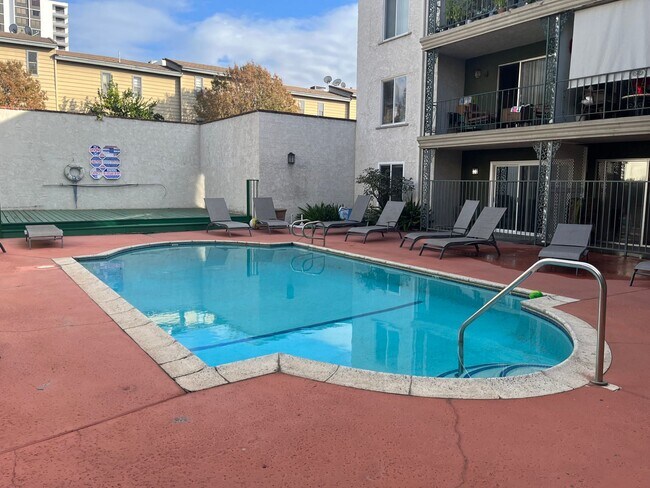 Building Photo - One Bedroom with Pool View - One Month Free!