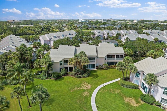 Building Photo - 2905 Fairway Dr N