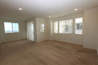 Building Photo - Large 3 bedroom 2.5 bathroom home availabl...