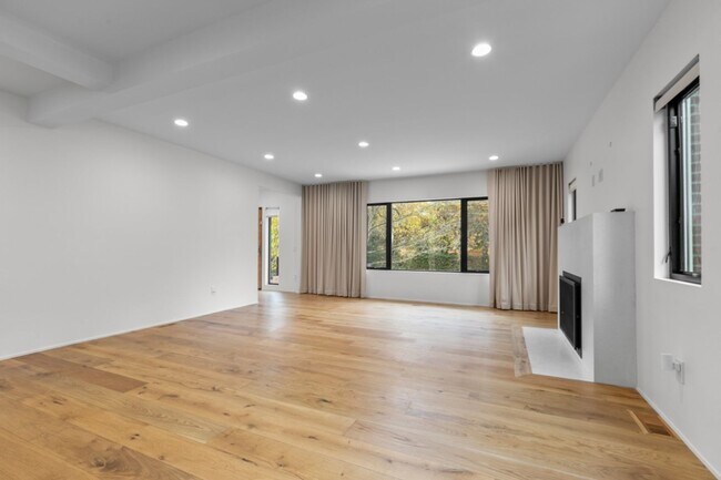 Building Photo - 4Bd/3Ba Seattle House