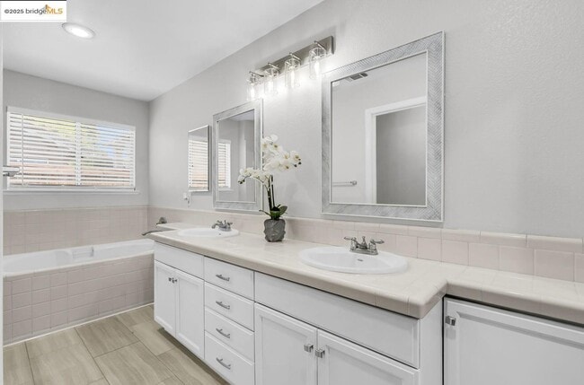 Building Photo - 9438 Tuscany Cir