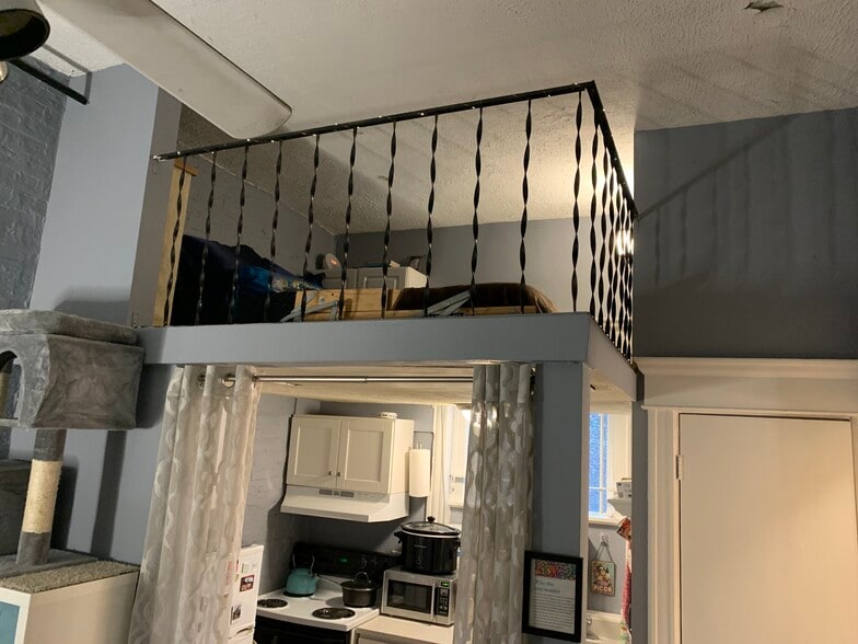 loft - 2800 N Pine Grove Ave