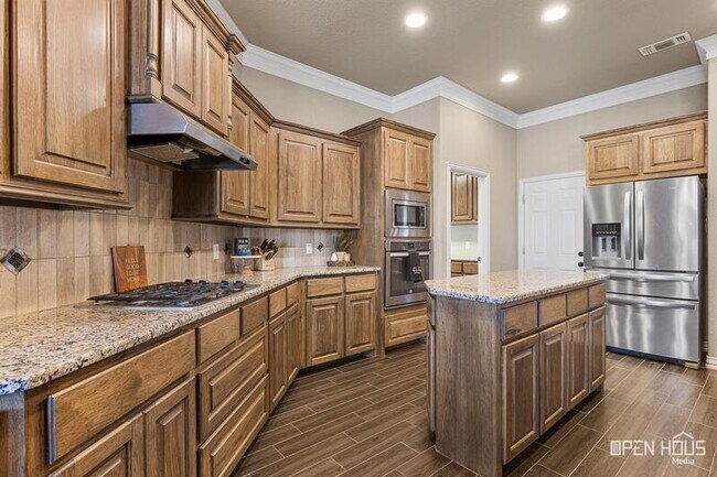 Building Photo - 5009 Lantana Dr