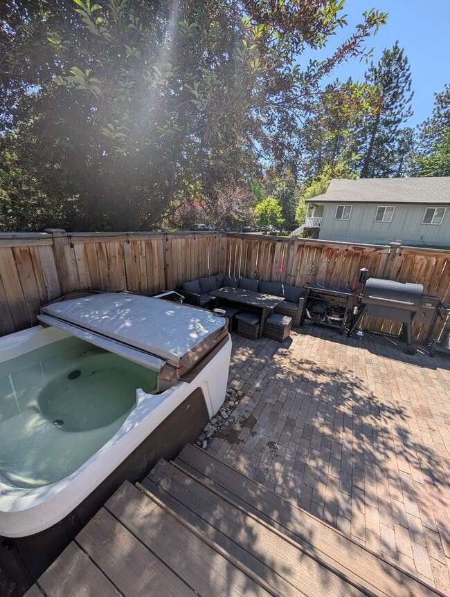 Building Photo - Beautifully Remodeled 3 Bed/2 Bath on Bend...