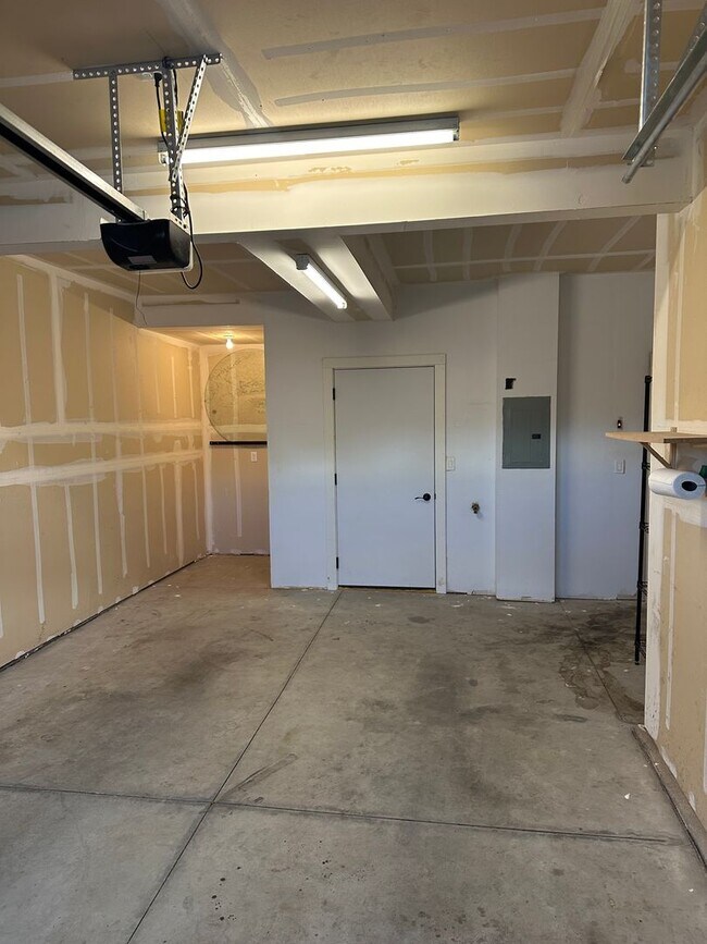 Building Photo - Bucking Horse Townhome