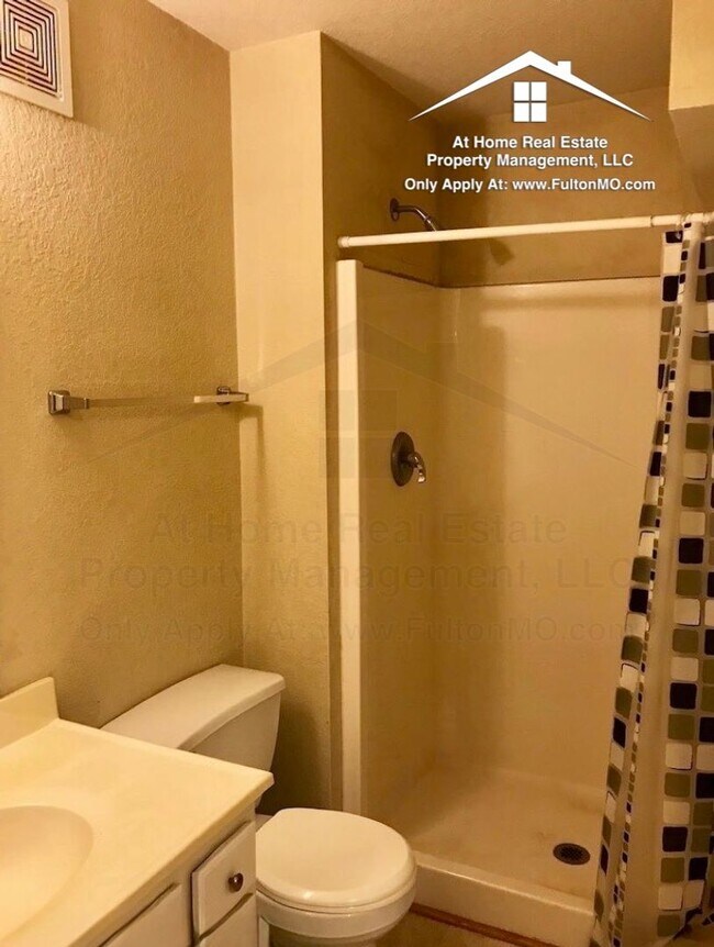 Building Photo - 808 Center St