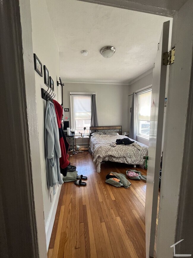 Building Photo - Check out this 4 bed 2 bath In Brighton!!