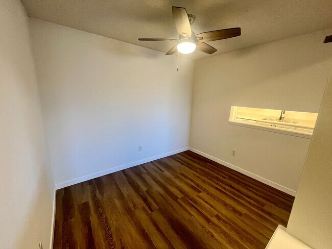 Building Photo - **$500 Move in Special**  Updated Spacious 1 bed/1 bath in Aurora