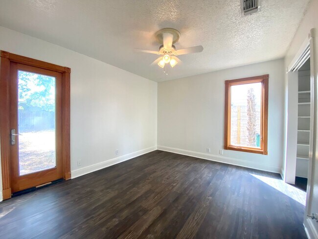 Building Photo - South Congress- 3/2 House- $3400
