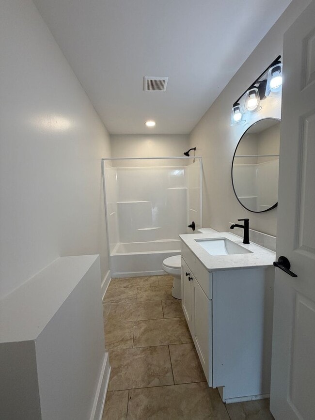 Building Photo - 2 Bed 1 Bath home with large backyard