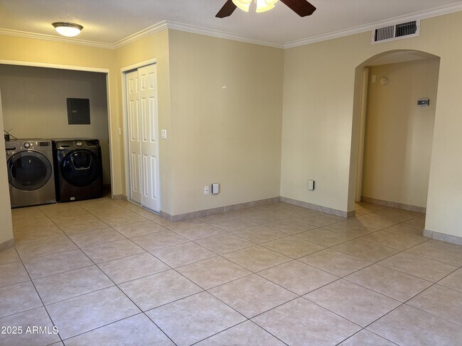 Building Photo - 925 S Longmore