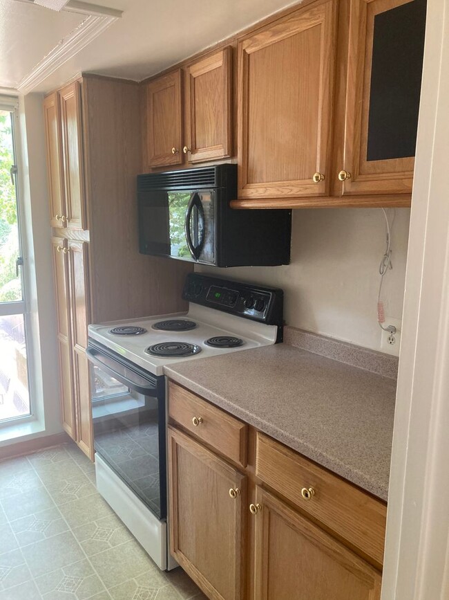 Building Photo - Impeccable 2 Bed 2 Bath Condo With Breatht...