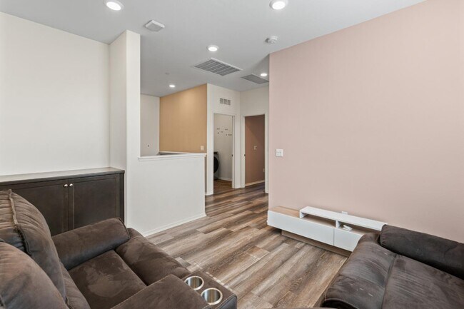 Building Photo - 30324 Town Square Dr