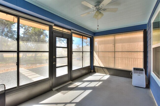 Building Photo - 220 Comal Ln