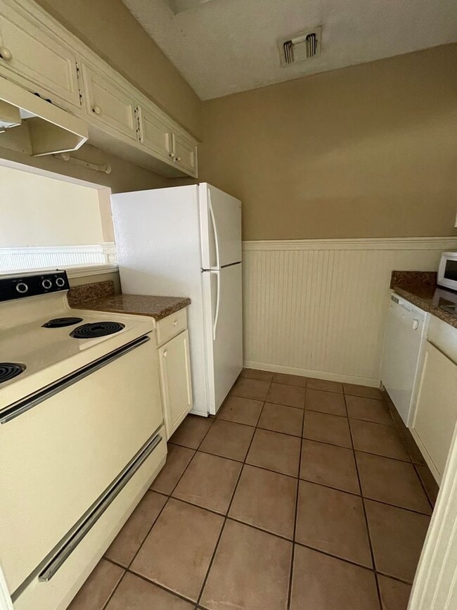 Building Photo - j14pr7