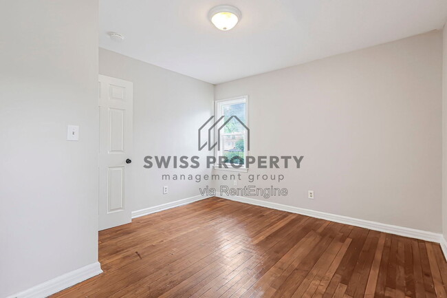 Building Photo - 1590 Vendome Dr S
