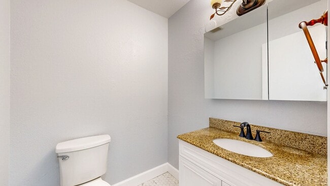 Building Photo - Cozy 2 Bedroom 1.5 Bath with Private Yard and Two Car Garage !