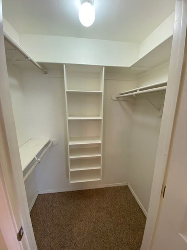 Building Photo - Spacious Duplex in Farmington!
