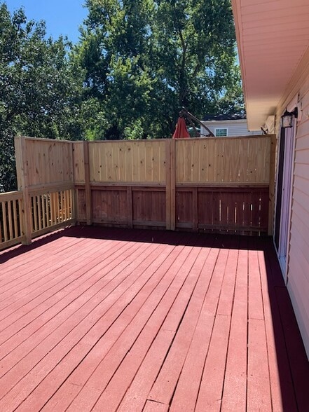 Large Rear Deck - 7513 Braemar Ct