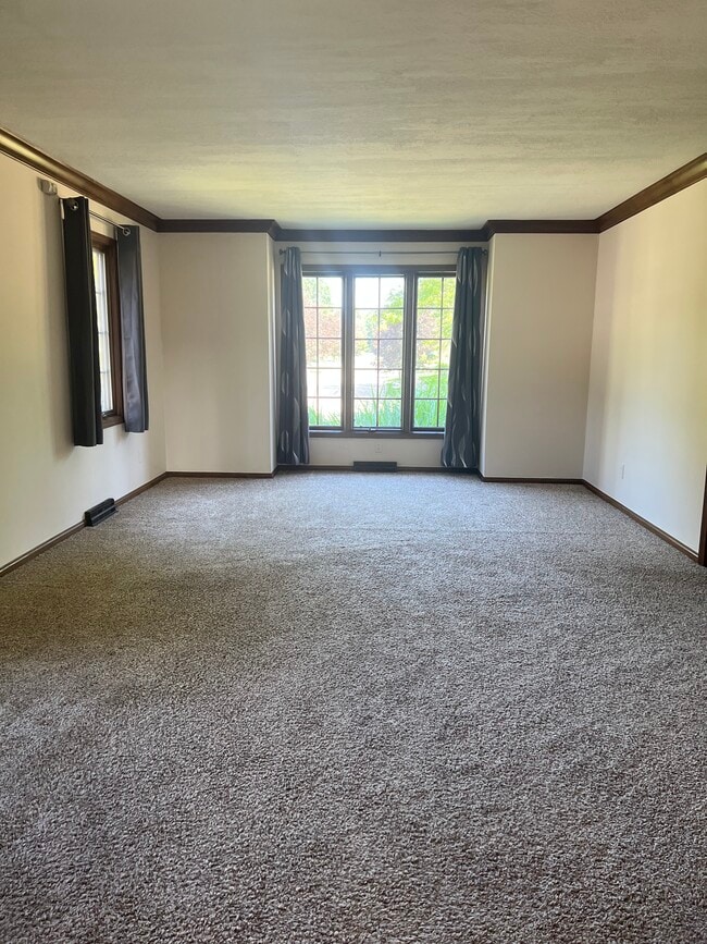 Building Photo - 990 Pelee Dr