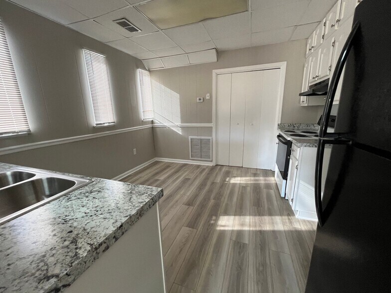 Building Photo - 142 Goshen Rd